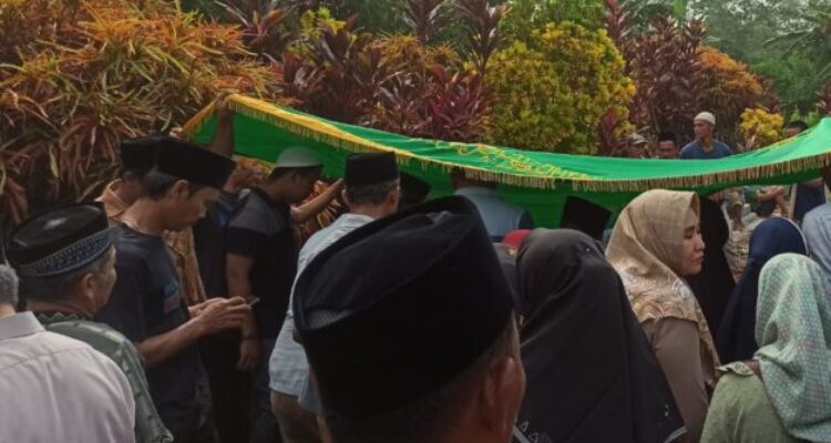 Jenazah Dwi Wahyuni Indrawati (61) korban kecelakaan mobil masuk ke jurang di Bengkulu dimakamkan Minggu, 28 Mei 2023.