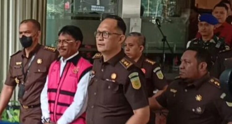 Kejaksaan Agung Republik Indonesia (Kejagung RI) resmi menetapkan Menteri Kominfo Johnny G Plate sebagai tersangka dan langsung ditahan.