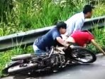 Aksi Begal di wilayah Rejang Lebong kembali viral di media sosial, terlihat anggota polisi sedang menangkap seorang begal, Kamis 29 Juni 2023