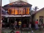 Kobaran api yang bikin histeris menghanguskan rumah Zulkarnain di Kelurahan Muara Kulam Kabupaten Muratara.