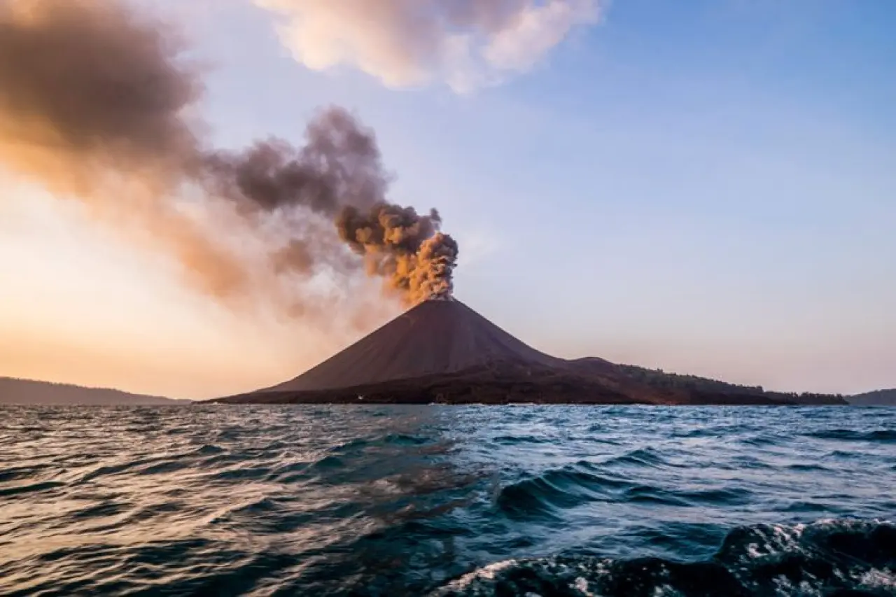 Rekam Jejak Suara Terkeras: Dari Krakatau Hingga Hunga Tonga, Mana yang Terbesar?