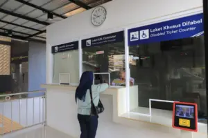 Di Balik Loket KRL: Kisah Petugas yang Tak Sekadar Jual Kartu