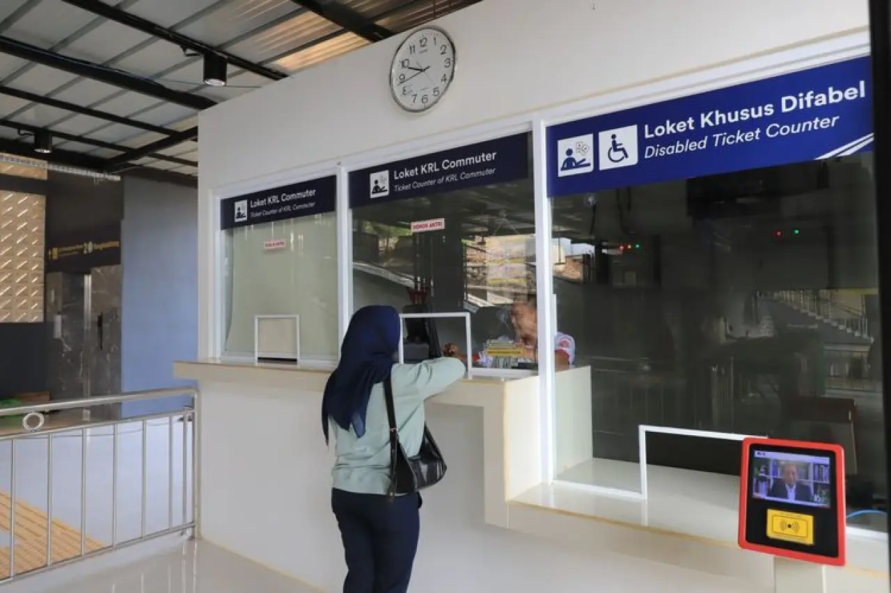 Di Balik Loket KRL: Kisah Petugas yang Tak Sekadar Jual Kartu
