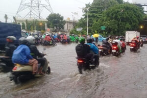 Banjir 90 Cm di Cililitan, 15 RT Jakarta Timur Terendam Akibat Luapan Kali Ciliwung