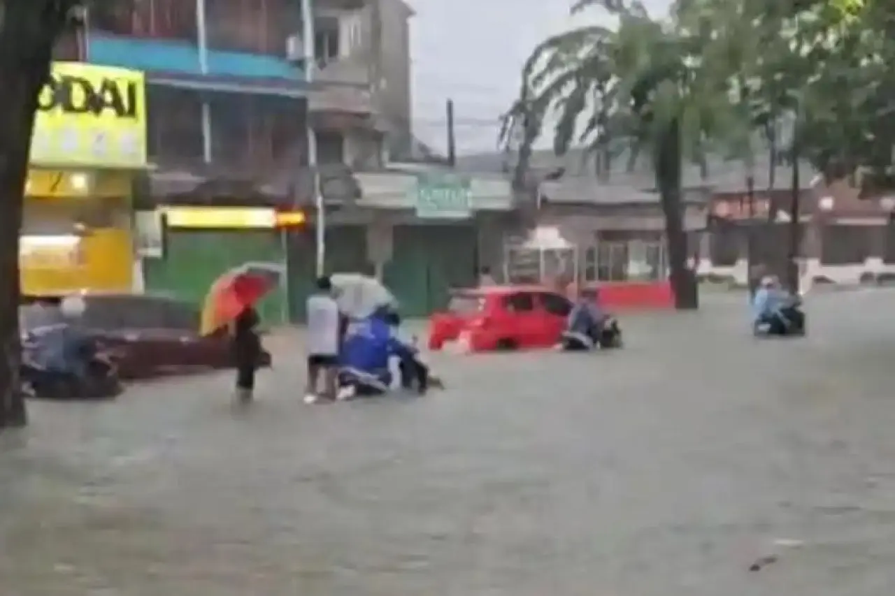 Mobil Terendam Banjir Sumatera: Kerusakan Kelistrikan Paling Rentan, Jangan Langsung Dihidupkan Mobil Terendam Banjir Sumatera: Kerusakan Kelistrikan Paling Rentan, Jangan Langsung Dihidupkan
