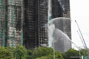 Warga Hong Kong Boikot Pemilu, Kemarahan atas Kebakaran 159 Tewas Memuncak