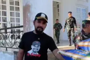 Bupati Aceh Timur Tembus Jalur Longsor Bawa Bantuan Banjir ke Lokop