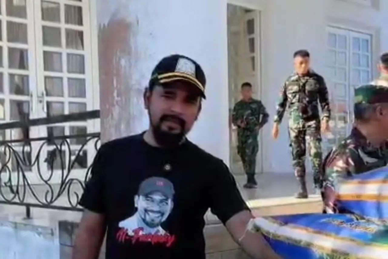 Bupati Aceh Timur Tembus Jalur Longsor Bawa Bantuan Banjir ke Lokop