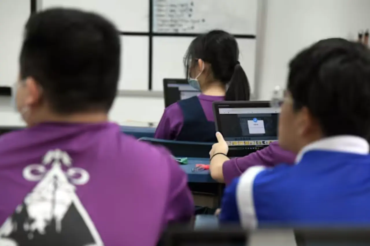 Singapura Larang Siswa SMP-SMA Bawa HP dan Smartwatch ke Sekolah Mulai 2026 Singapura Larang Siswa SMP-SMA Bawa HP dan Smartwatch ke Sekolah Mulai 2026