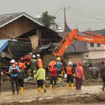 Tim SAR Temukan Tiga Korban Banjir Bandang Saling Berpegangan Tangan di Agam