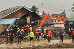 Tim SAR Temukan Tiga Korban Banjir Bandang Saling Berpegangan Tangan di Agam