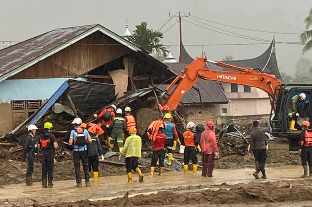 Tim SAR Temukan Tiga Korban Banjir Bandang Saling Berpegangan Tangan di Agam