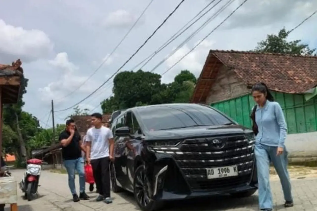 Azizah Salsha Melayat ke Blora, Beri Penghormatan Terakhir untuk Ayah Pratama Arhan