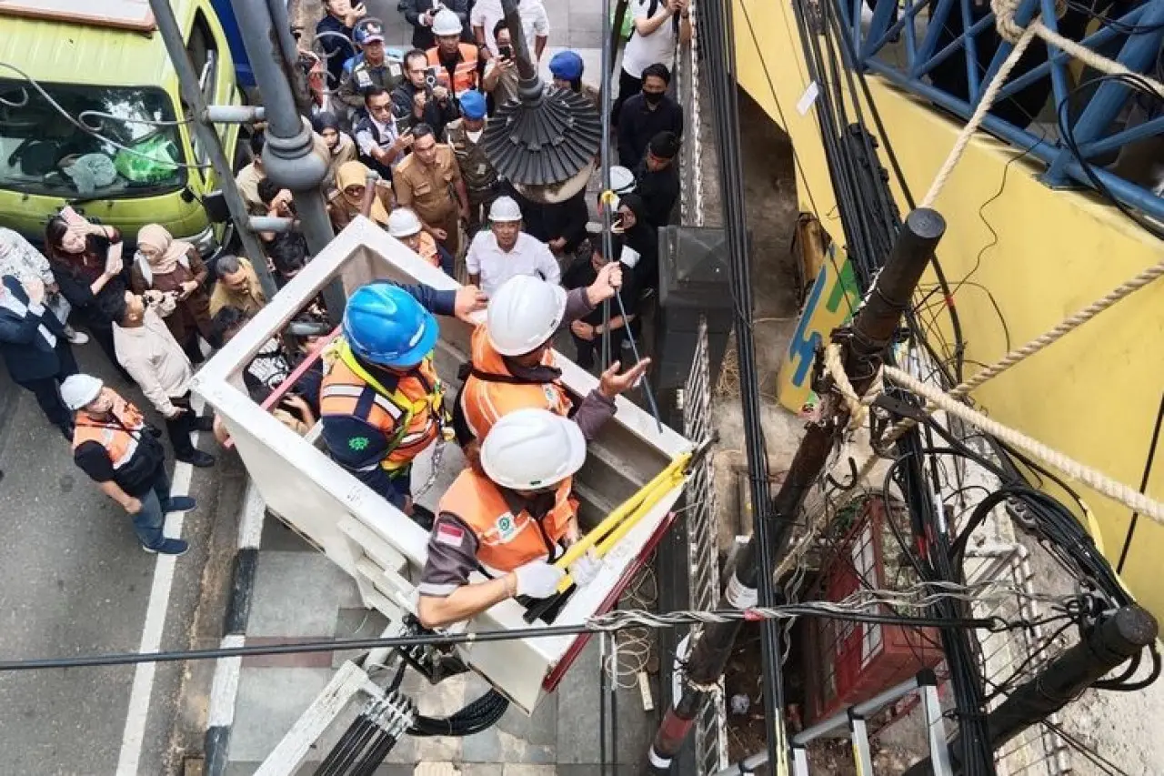 Bandung Akhiri Era Kabel Udara Semrawut, Mulai Bawah Tanah di 15 Ruas Jalan