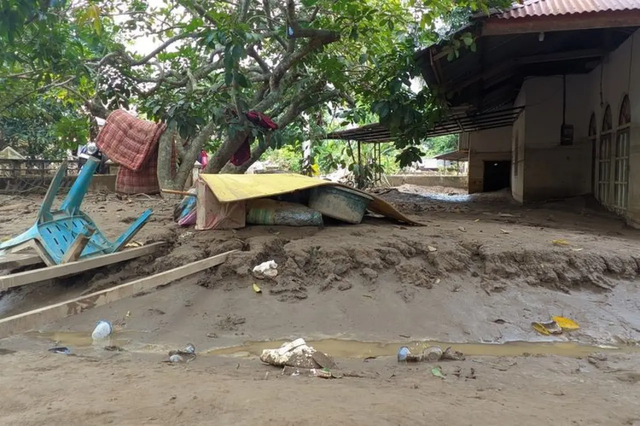 Nasruddin Mengungsi 13 Hari, Rumah Tertimbun Lumpur 1,5 Meter Nasruddin Mengungsi 13 Hari, Rumah Tertimbun Lumpur 1,5 Meter