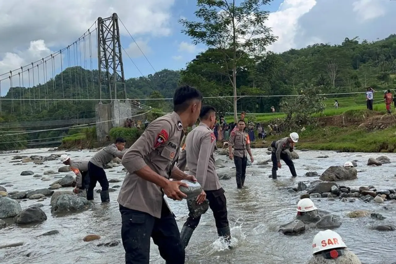 Jembatan Toblong-Sukanagara Garut Dibangun Ulang Pasca Longsor Jembatan Toblong-Sukanagara Garut Dibangun Ulang Pasca Longsor