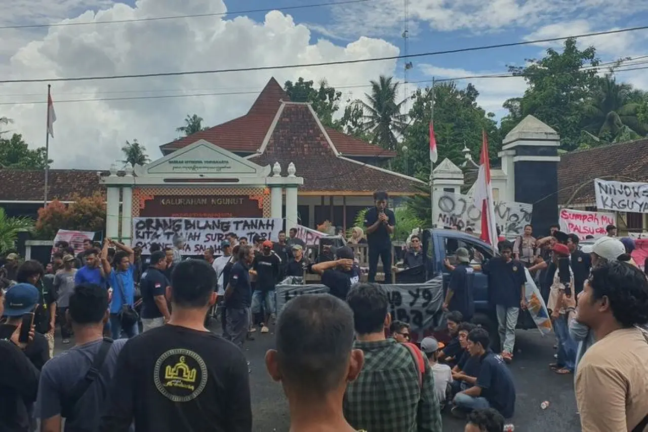 Dugaan Korupsi Ratusan Juta, Warga Ngunut Tuntut Transparansi Dana Desa Dugaan Korupsi Ratusan Juta, Warga Ngunut Tuntut Transparansi Dana Desa