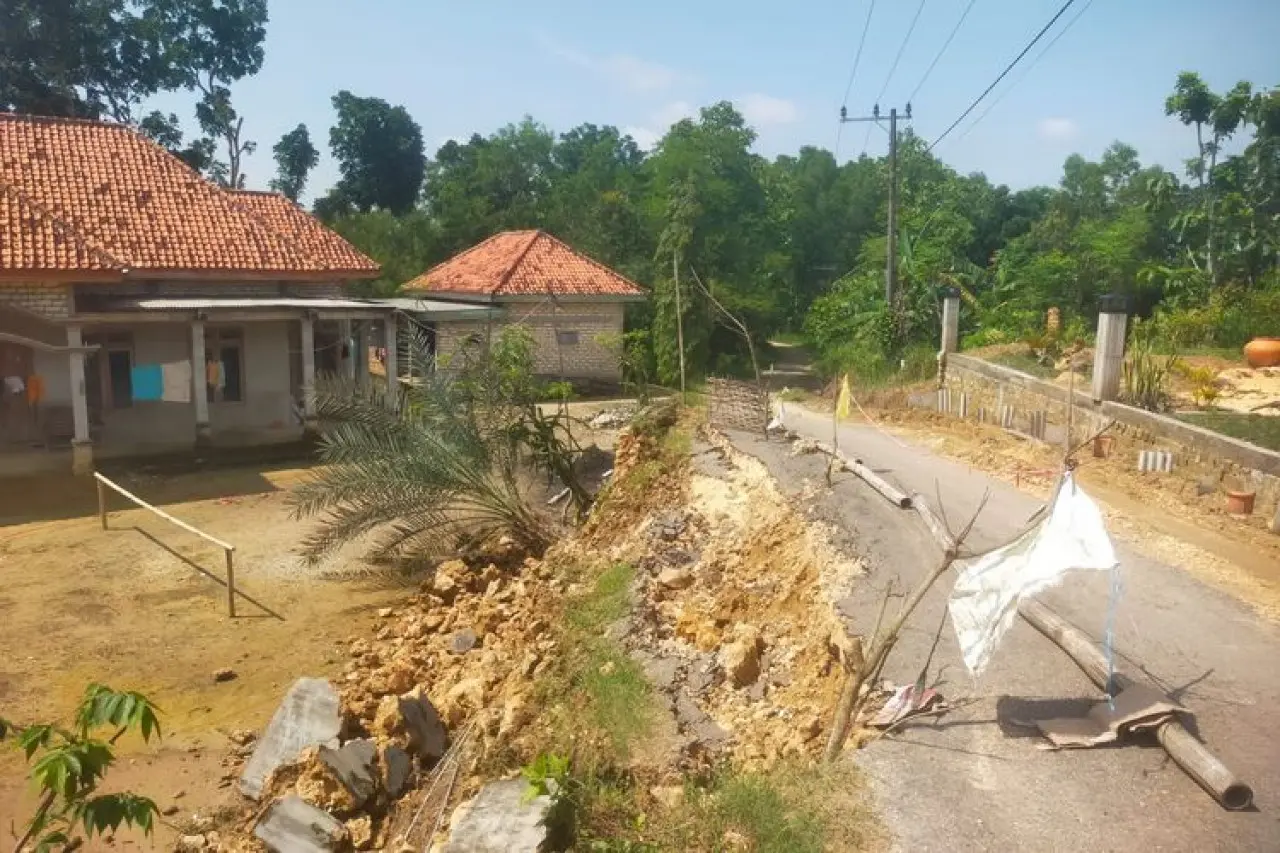 Jalan Akses 8 Ponpes di Pamekasan Ambles Akibat Hujan Lebat Jalan Akses 8 Ponpes di Pamekasan Ambles Akibat Hujan Lebat