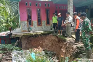 Longsor di Kebumen Nyaris Seret Rumah Warga Akibat Hujan Deras