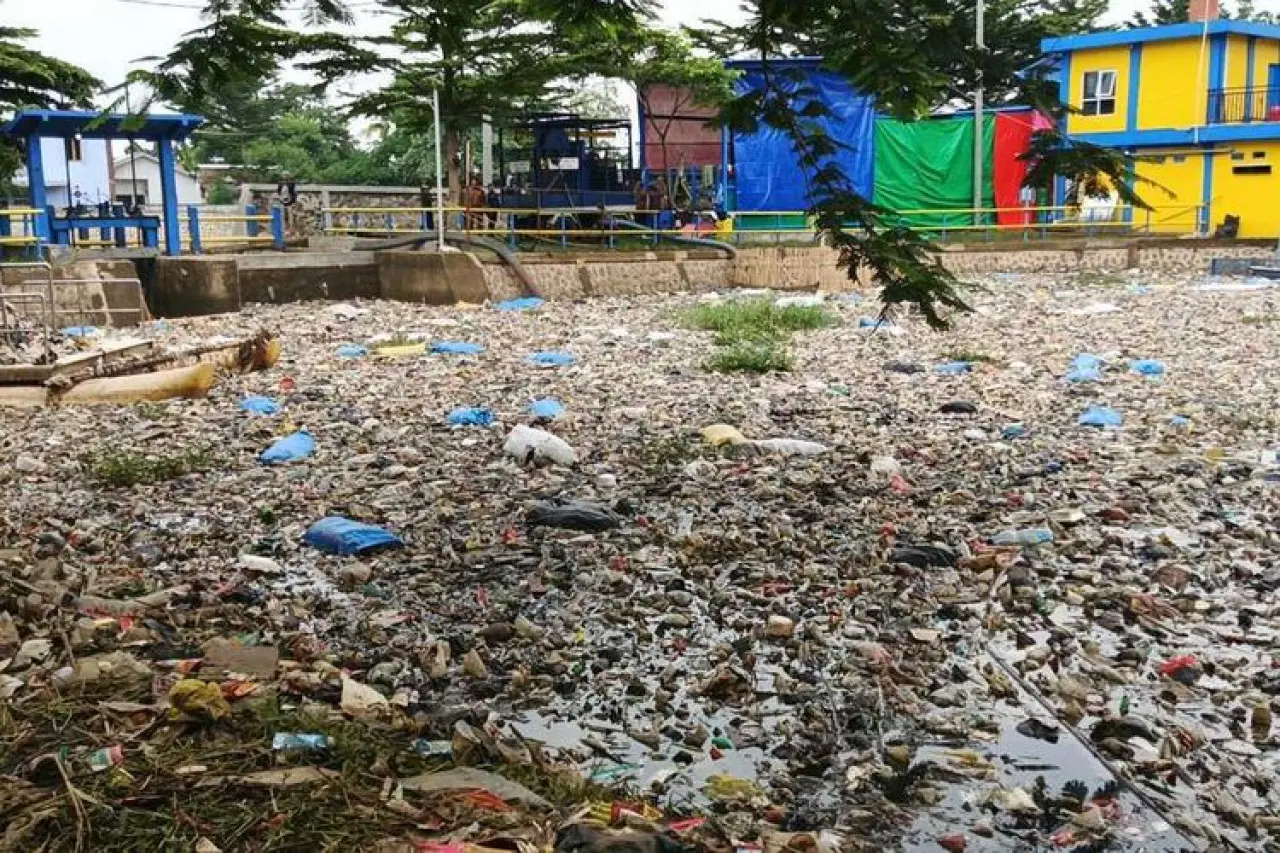 Bau Menyengat Sampah Citarum di Baleendah, Warga Keluhkan Bau dan Minta Segera Dibersihkan