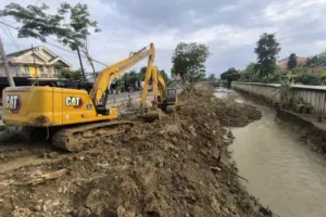 Cegah Banjir, Pemprov Jatim Keruk Kali Jombang Sepanjang 1 Km