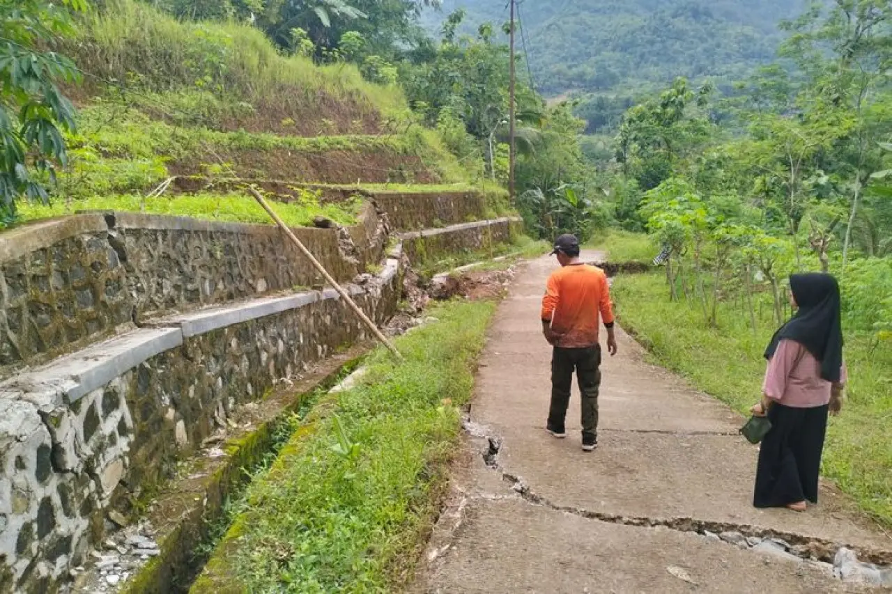 Tanah Gerak Amblas 25 Meter di Clapar Kebumen, Akses Roda 4 Terputus Total