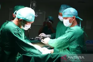 Tim Bedah KRI Radjiman Wedyodiningrat Lakukan Operasi Korban Banjir Sibolga