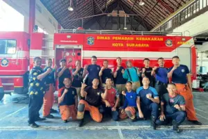 Damkar Surabaya: Massa Demo Beri Jalan saat Pemadaman Gedung Grahadi