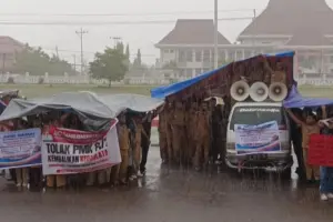 Ratusan Kades di Lembata Demo di Tengah Hujan Deras Tolak Aturan Dana Desa
