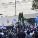UMP 2026 Gagal Ditetapkan, Ratusan Buruh Robohkan Gerbang Kantor Gubernur Jateng