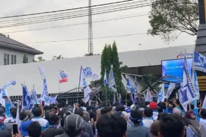 UMP 2026 Gagal Ditetapkan, Ratusan Buruh Robohkan Gerbang Kantor Gubernur Jateng