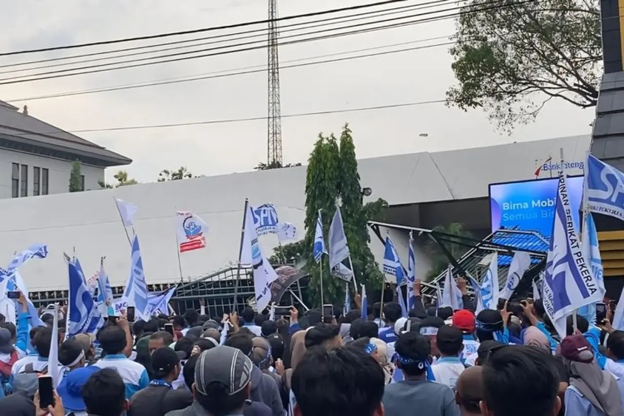 UMP 2026 Gagal Ditetapkan, Ratusan Buruh Robohkan Gerbang Kantor Gubernur Jateng