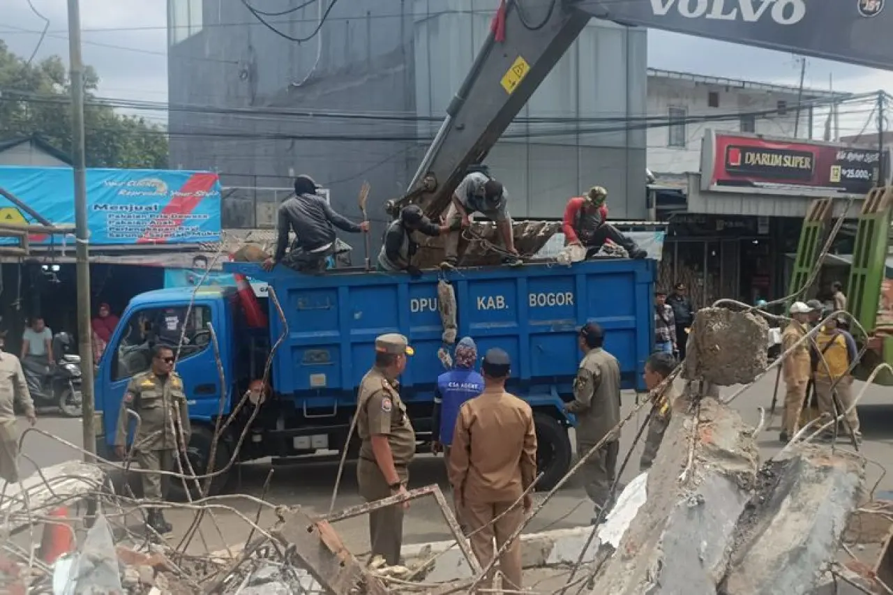 Satpol PP Tertibkan PKL Babakan IPB Dramaga, Atasi Kemacetan Satpol PP Tertibkan PKL Babakan IPB Dramaga, Atasi Kemacetan