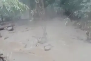 Banjir Lahar Panas Tutup Jalan di Flores Timur, Kades: Aneh, Baru Pertama Kali