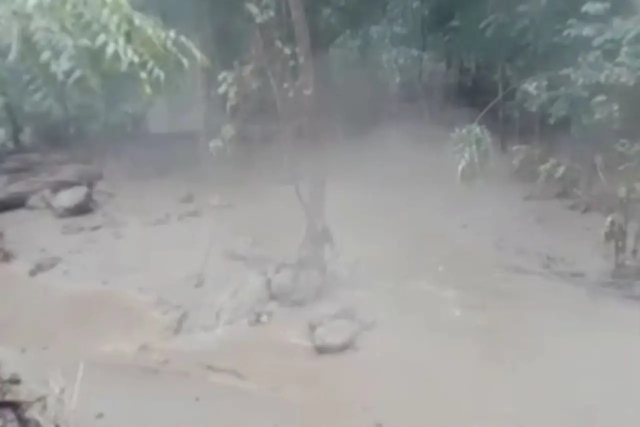 Banjir Lahar Panas Tutup Jalan di Flores Timur, Kades: Aneh, Baru Pertama Kali