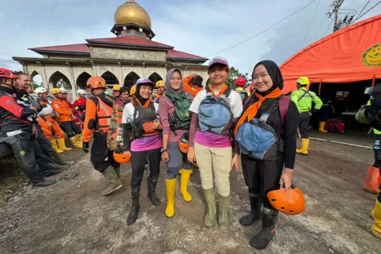 Mahasiswi Unpad Tinggalkan Kuliah Demi Misi Kemanusiaan Relawan SAR Banjir Agam