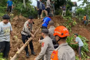 Longsor Arjasari: Pencarian 3 Korban Terkendala Medan Sulit, Alat Berat Ambles