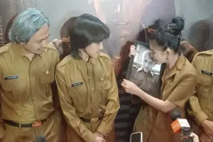 Tangis Karina Ranau Cium Foto Epy Kusnandar di Momen Qorin 2