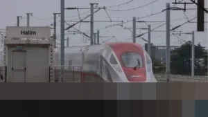 Airlangga: Turis Malaysia Antusias Jajal Whoosh dan Berbelanja di Bandung