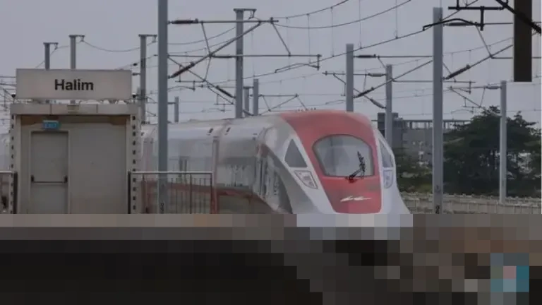 Airlangga: Turis Malaysia Antusias Jajal Whoosh dan Berbelanja di Bandung