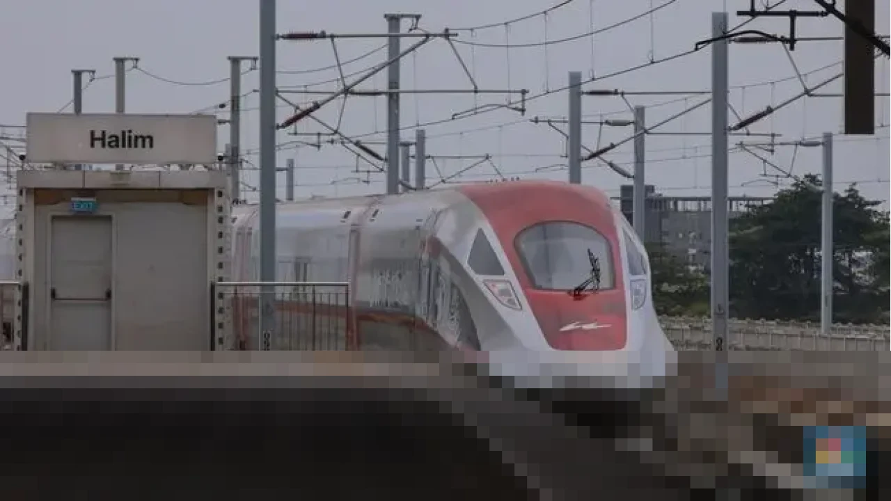 Airlangga: Turis Malaysia Antusias Jajal Whoosh dan Berbelanja di Bandung