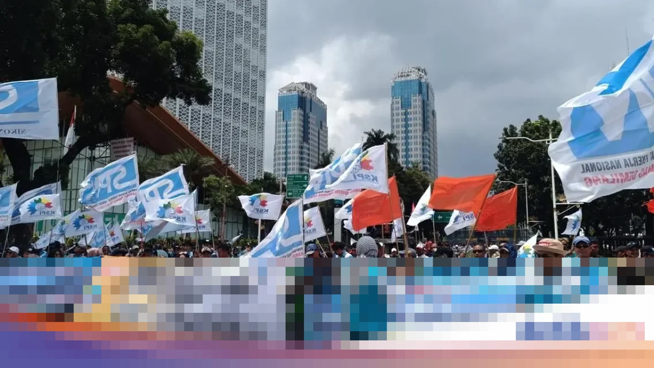 Aksi Buruh Tolak UMP DKI 2026 Lumpuhkan Jalan Medan Merdeka Selatan, Polisi Imbau Jalur Alternatif