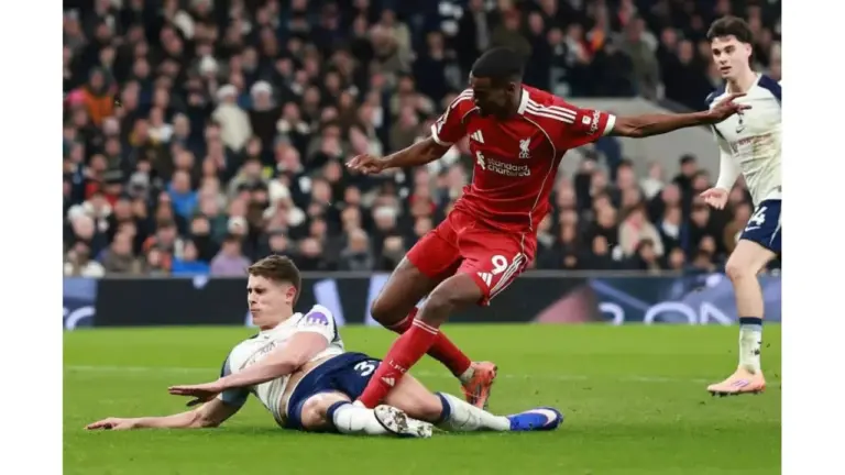 Alexander Isak Patah Kaki, Arne Slot Kecam Tekel Van de Ven: “Sembrono dan Berbahaya”