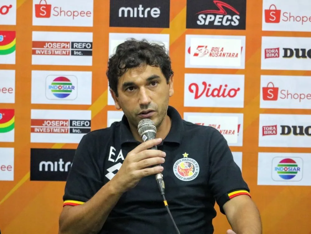 Eduardo Almeida kala menukangi Semen Padang dan saat ini sedang dirumorkan masuk dalam radar pelatih baru Persebaya
