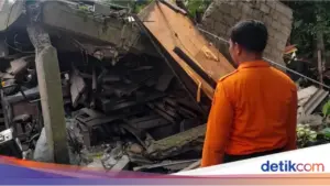 Angin Kencang Terjang Bogor, Rumah Dua Lantai di Kelurahan Empang Ambruk Akibat Bangunan Tua