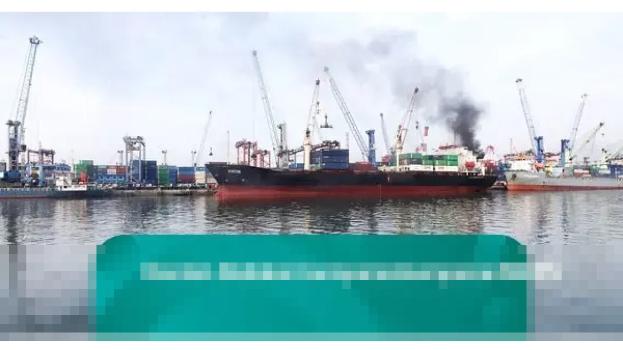 Api Lahap Ruang Mesin dan Penyimpanan BBM Kapal Kontainer Verizon di Pelabuhan Tanjung Perak Surabaya Api Lahap Ruang Mesin dan Penyimpanan BBM Kapal Kontainer Verizon di Pelabuhan Tanjung Perak Surabaya