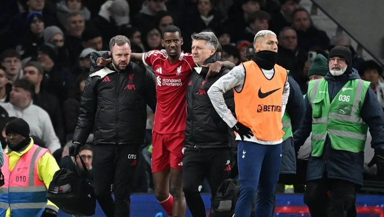 Arne Slot Kecam Tekel Micky van de Ven: ‘Ceroboh, Alexander Isak Absen Berbulan-bulan’