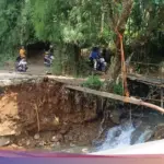 Arus Sungai Deras Kikis Fondasi, Jalan Alternatif Puncak Bogor Amblas, Akses Mobil Terputus