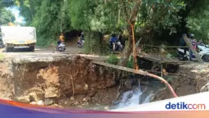 Arus Sungai Deras Kikis Fondasi, Jalan Alternatif Puncak Bogor Amblas, Akses Mobil Terputus