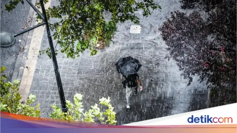 Atap Rumah Tiga Lantai di Megamendung Bogor Ambruk Diterjang Hujan dan Angin Kencang, Penghuni Terluka